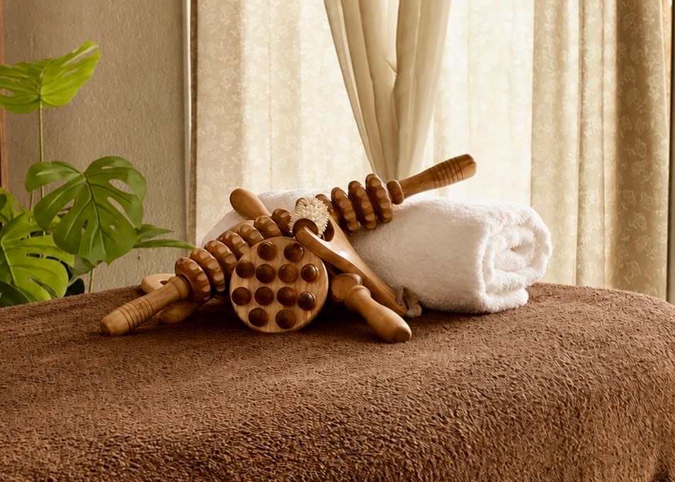 Accessoires de massage en bois et linge préparé dans la cabine