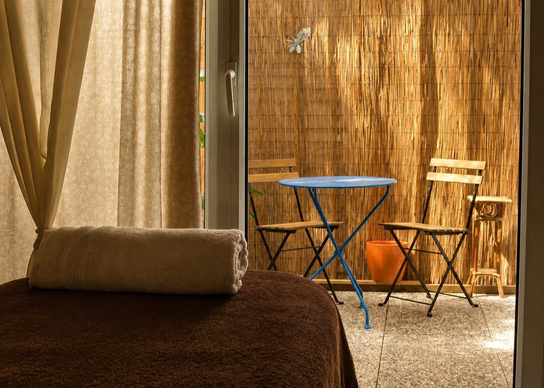 Table de massage devant la terrasse de la cabine au Grand-Saconnex